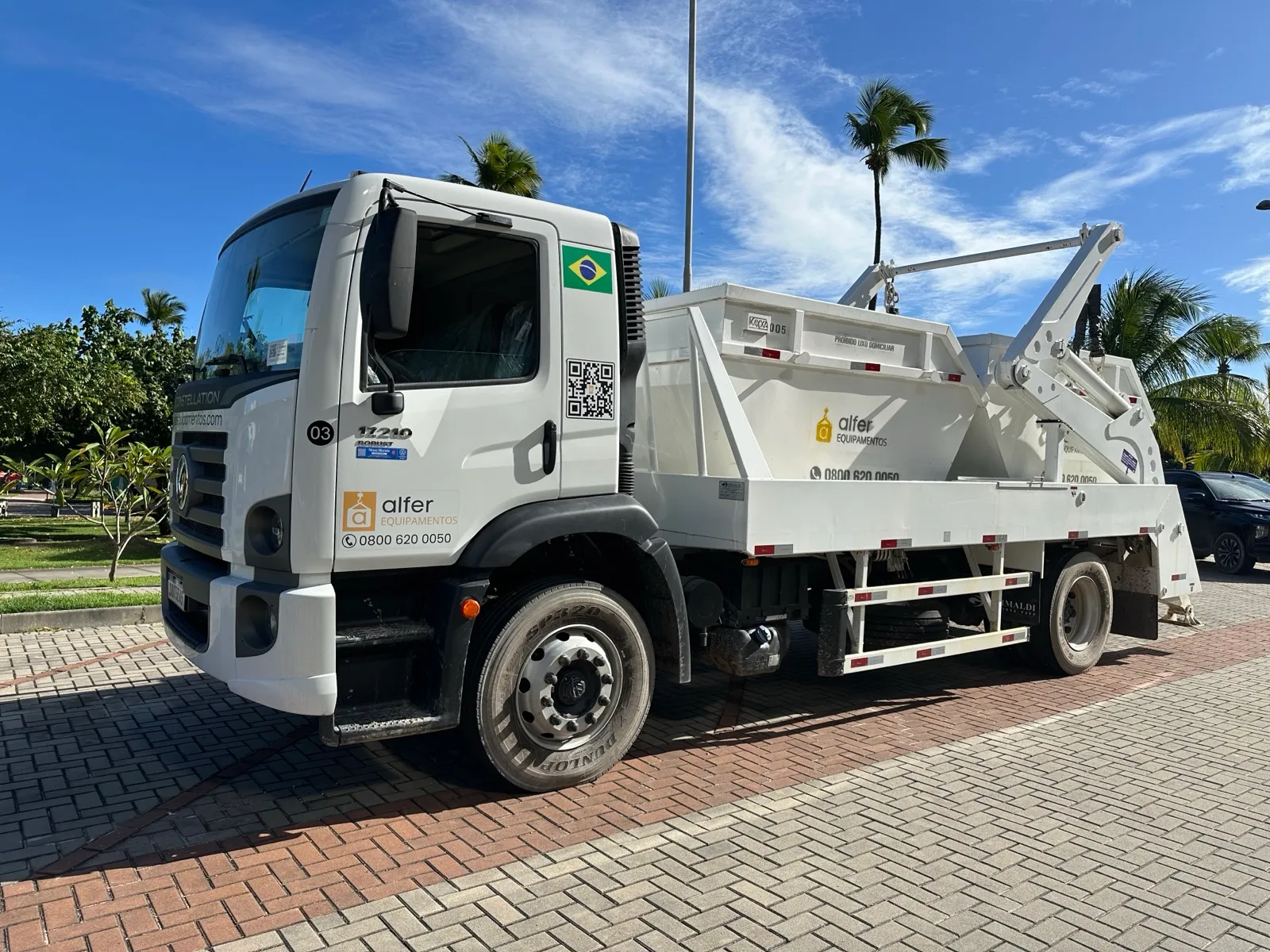 Poliguindaste com caçamba estacionária da Alfer Equipamentos