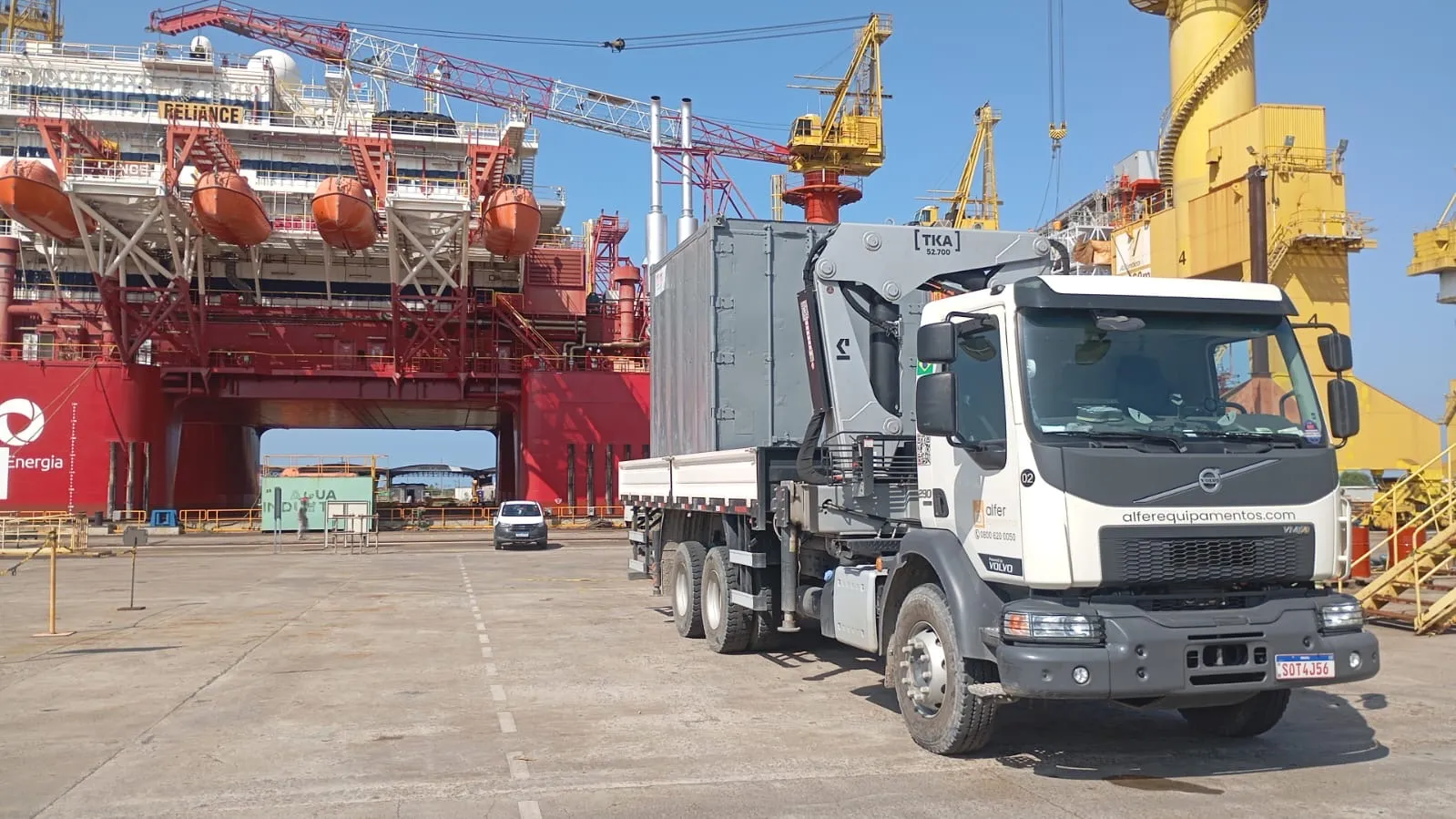 Caminhão Munck Volvo da Alfer operando em estaleiro