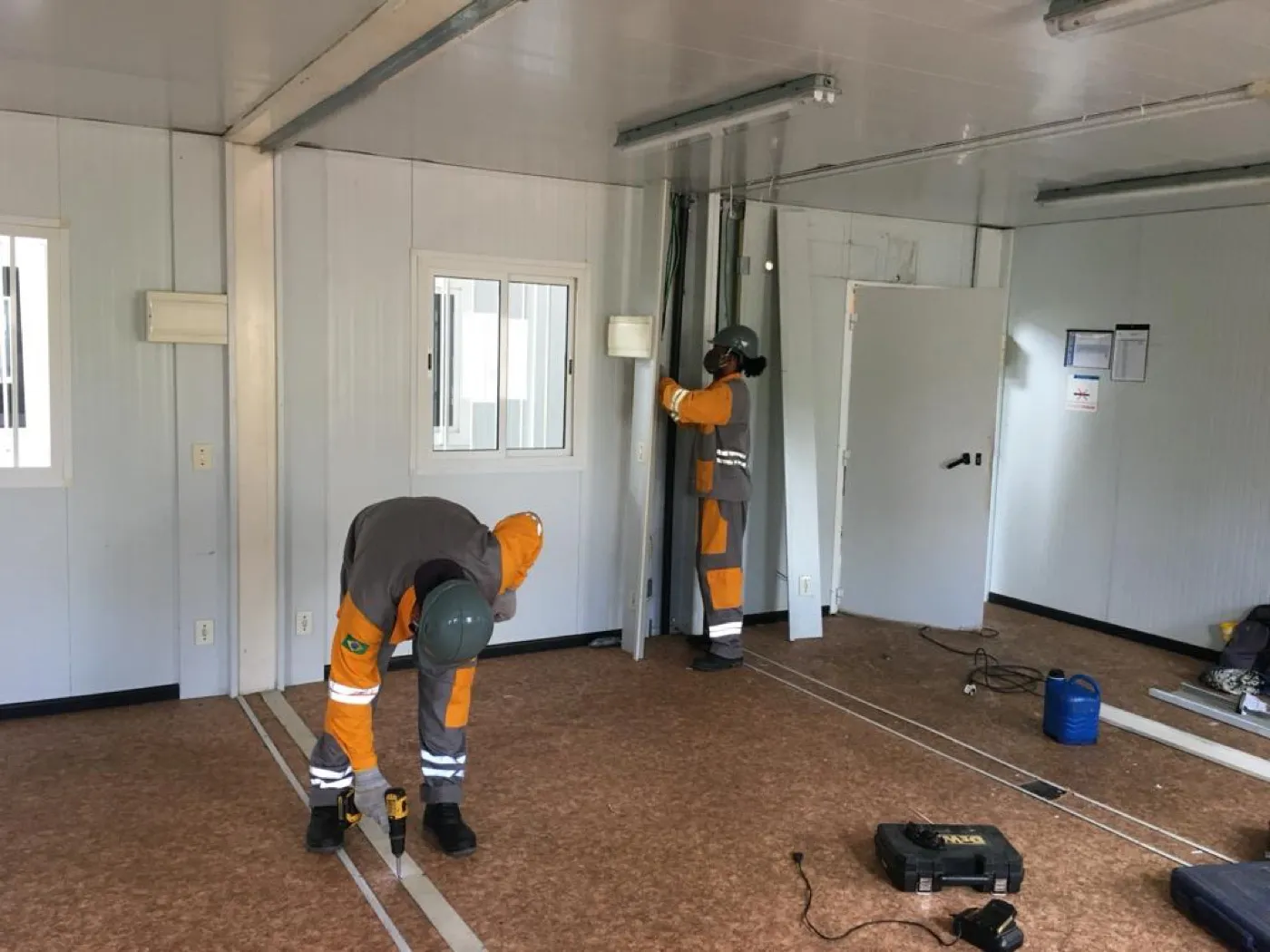 Equipe Alfer trabalhando na montagem de container