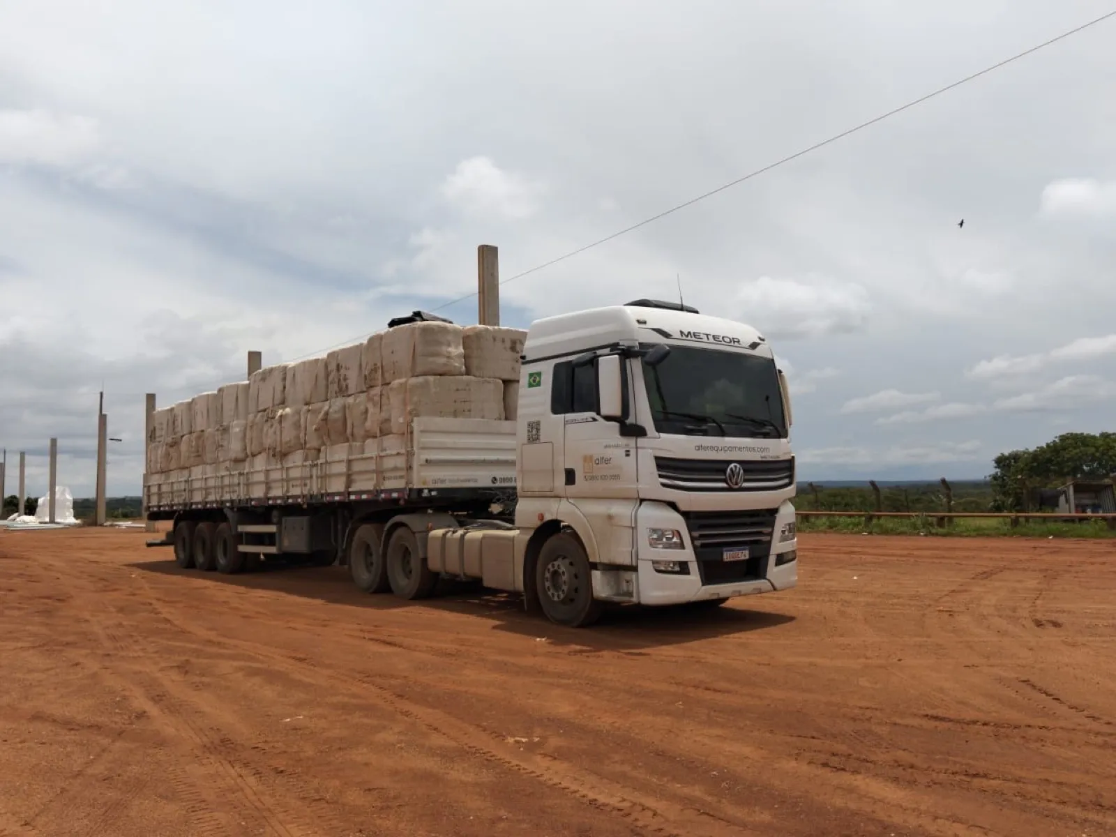 Carreta Alfer VW Meteor com carga em operação de transporte